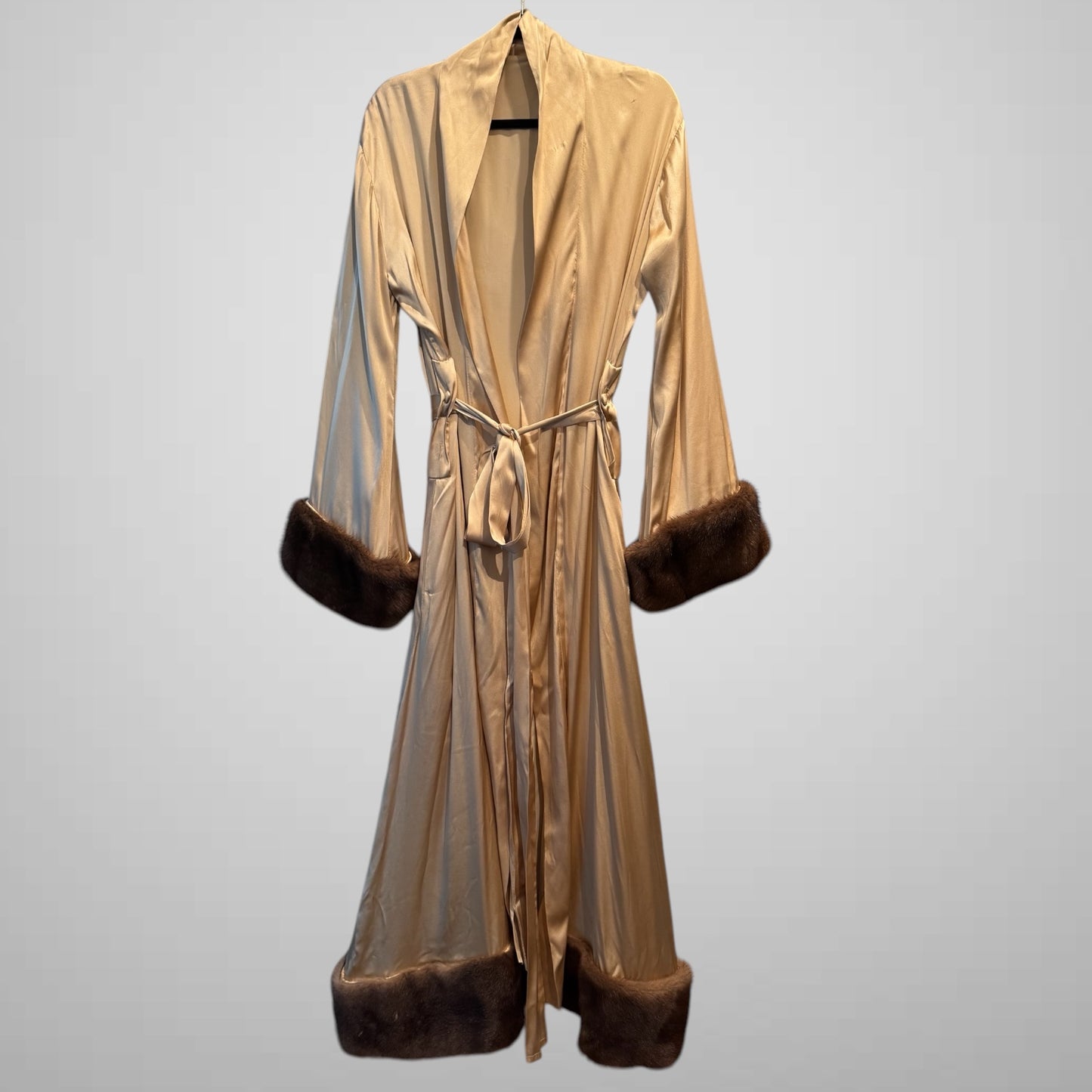 CINQUE Gold Silk Robe with Genuine Detachable Fur Trim – Size M
Luxury Redefined in Every Detail