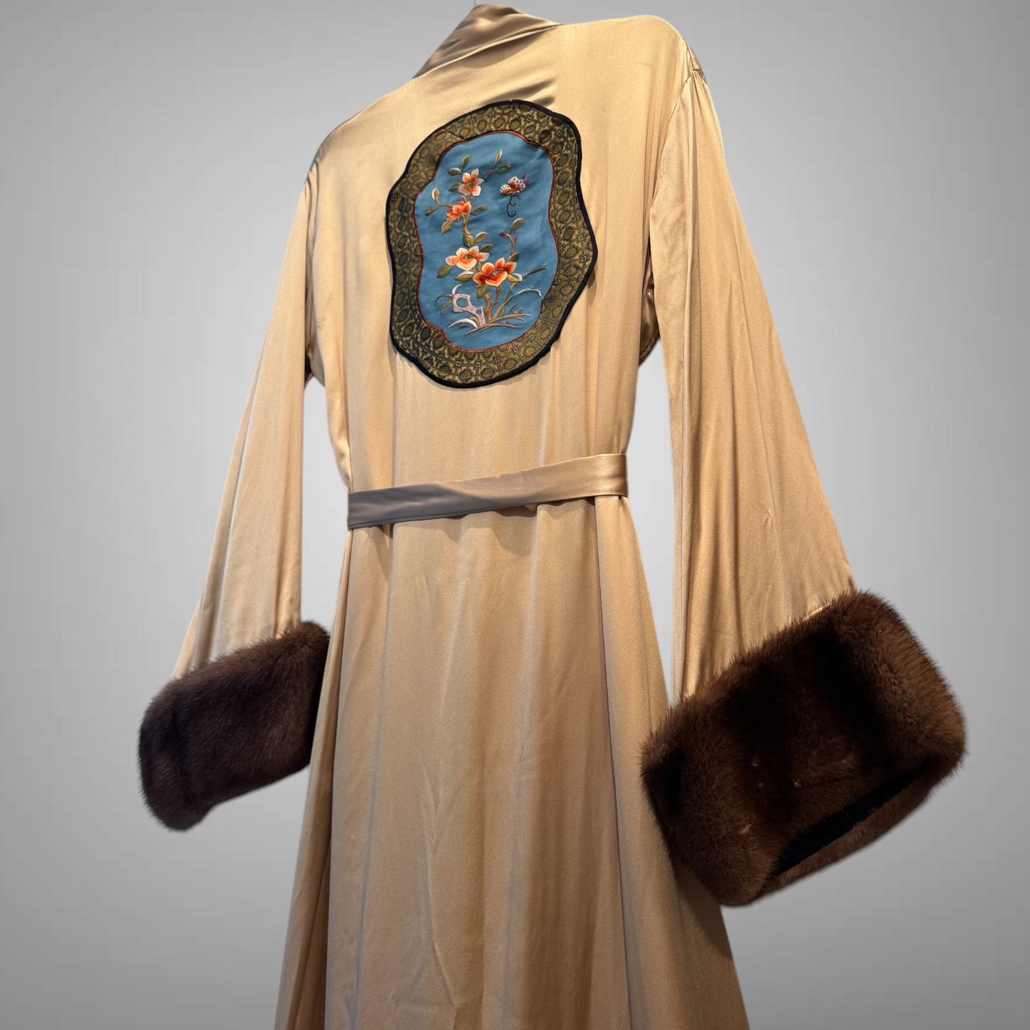 CINQUE Gold Silk Robe with Genuine Detachable Fur Trim – Size M
Luxury Redefined in Every Detail