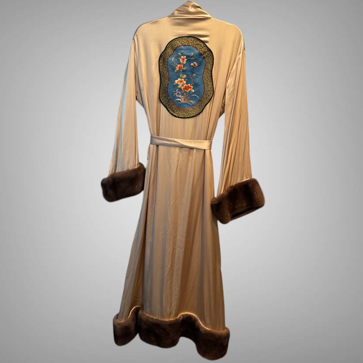 CINQUE Gold Silk Robe with Genuine Detachable Fur Trim – Size M
Luxury Redefined in Every Detail